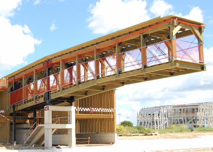 Pasarela de madera microlaminada en construcción